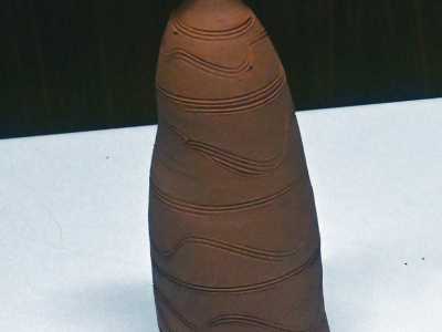 La tromba di San Pietro invece, in terracotta, affonda le sue origini intorno all�anno mille, quando a Grottaglie si stanzi� un gruppo di ebrei che ogni 29 giugno festeggiava l�arrivo dell�estate